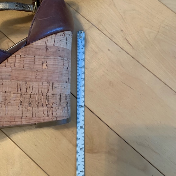 Tahari Wyne cutout wedges - Picture 3 of 3